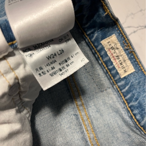 Women’s Levi’s cropped jeans - Picture 4 of 4